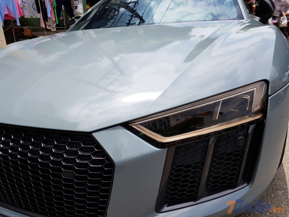 Audi R8 V10 PLus màu xám xi măng thuộc bản thế hệ thứ 2 nên có đèn pha Full LED, hốc gió trước có thêm các thanh chia gió dựng đứng Audi R8 V10 PLus màu xám xi măng thuộc bản thế hệ thứ 2 nên có đèn pha Full LED, hốc gió trước có thêm các thanh chia gió dựng đứng