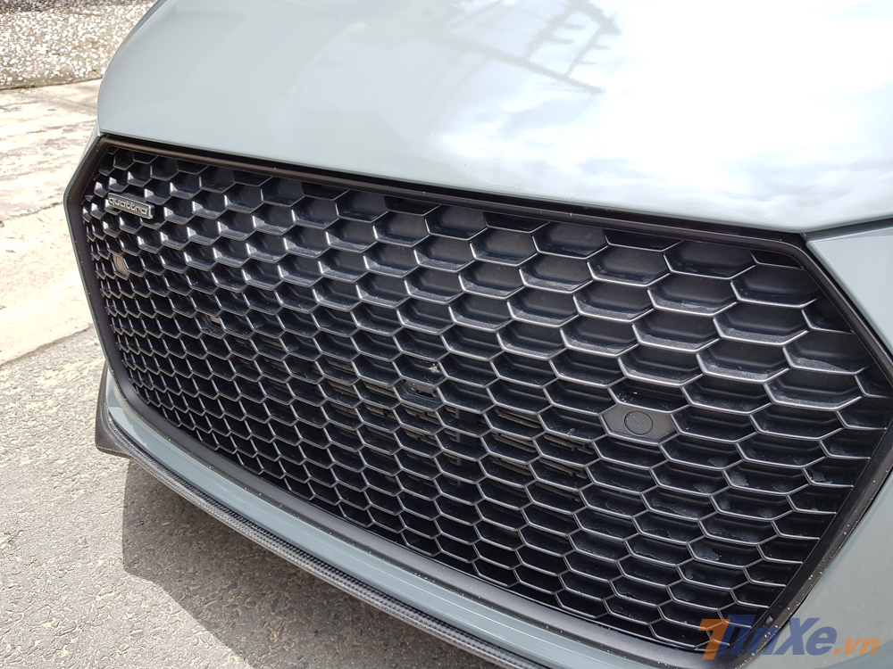 Đối lập bộ áo xám xi măng này, chiếc siêu xe Audi R8 V10 Plus có lưới tản nhiệt phía trước sơn màu đen mờ Đối lập bộ áo xám xi măng này, chiếc siêu xe Audi R8 V10 Plus có lưới tản nhiệt phía trước sơn màu đen mờ