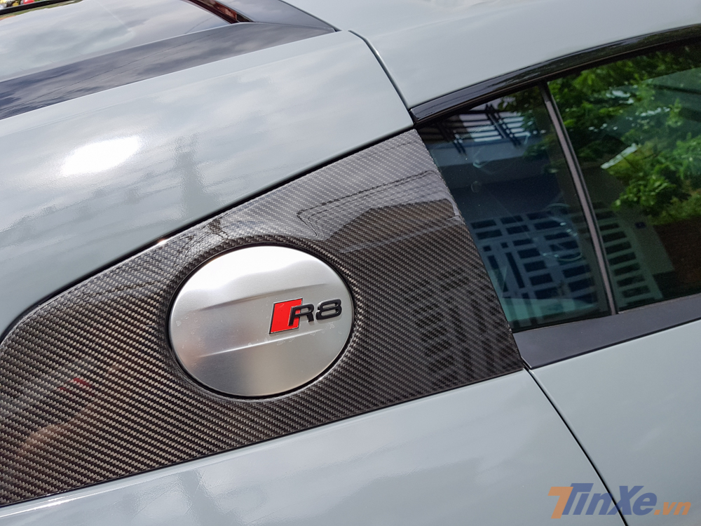 Siêu xe Audi R8 V10 Plus màu xám xi măng được trang bị khối động cơ V10, dung tích 5.2 lít Siêu xe Audi R8 V10 Plus màu xám xi măng được trang bị khối động cơ V10, dung tích 5.2 lít