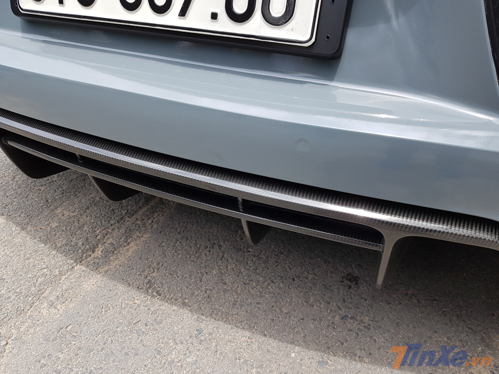 Toàn bộ khuếch tán sau của siêu xe Audi R8 V10 Plus màu xám xi măng bằng carbon Toàn bộ khuếch tán sau của siêu xe Audi R8 V10 Plus màu xám xi măng bằng carbon