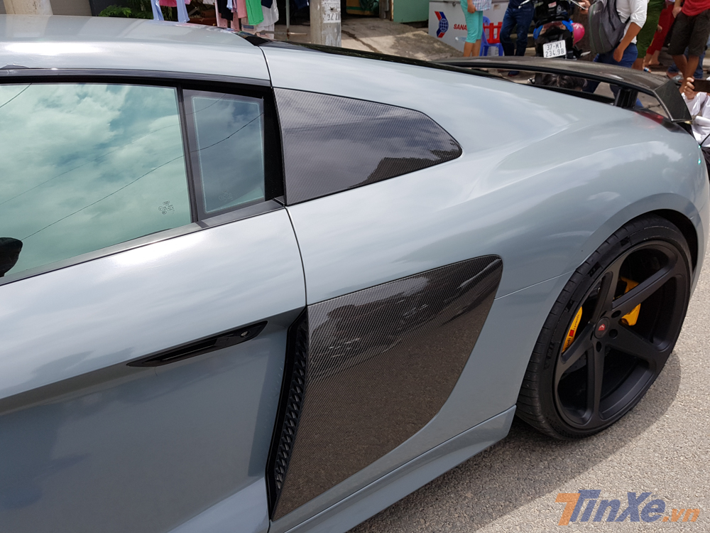 ngoại thất chiếc siêu xe Audi R8 V10 Plus màu xám xi măng còn có nhiều chi tiết bằng sợi carbon bóng để tạo điểm nhấn như hốc gió bên hông xe ngoại thất chiếc siêu xe Audi R8 V10 Plus màu xám xi măng còn có nhiều chi tiết bằng sợi carbon bóng để tạo điểm nhấn như hốc gió bên hông xe