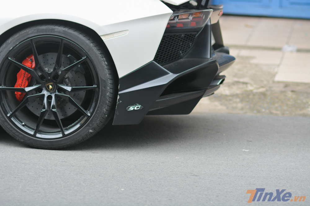 B&ecirc;n h&ocirc;ng cản va sau của những chiếc si&ecirc;u xe Lamborghini Aventador LP720-4 50&ordm; Anniversario c&oacute; đ&aacute;nh số 50 để tạo sự nhận biết
