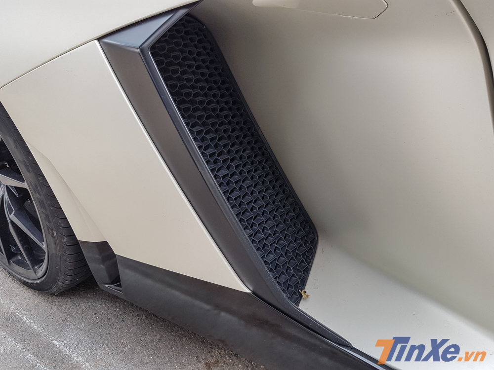 Những chi tiết thay mới theo bộ body kit Lamborghini Aventador LP720-4 50&ordm; Anniversario tr&ecirc;n chiếc si&ecirc;u xe Lamborghini Aventador LP700-4 được sơn lại m&agrave;u đen nh&aacute;m