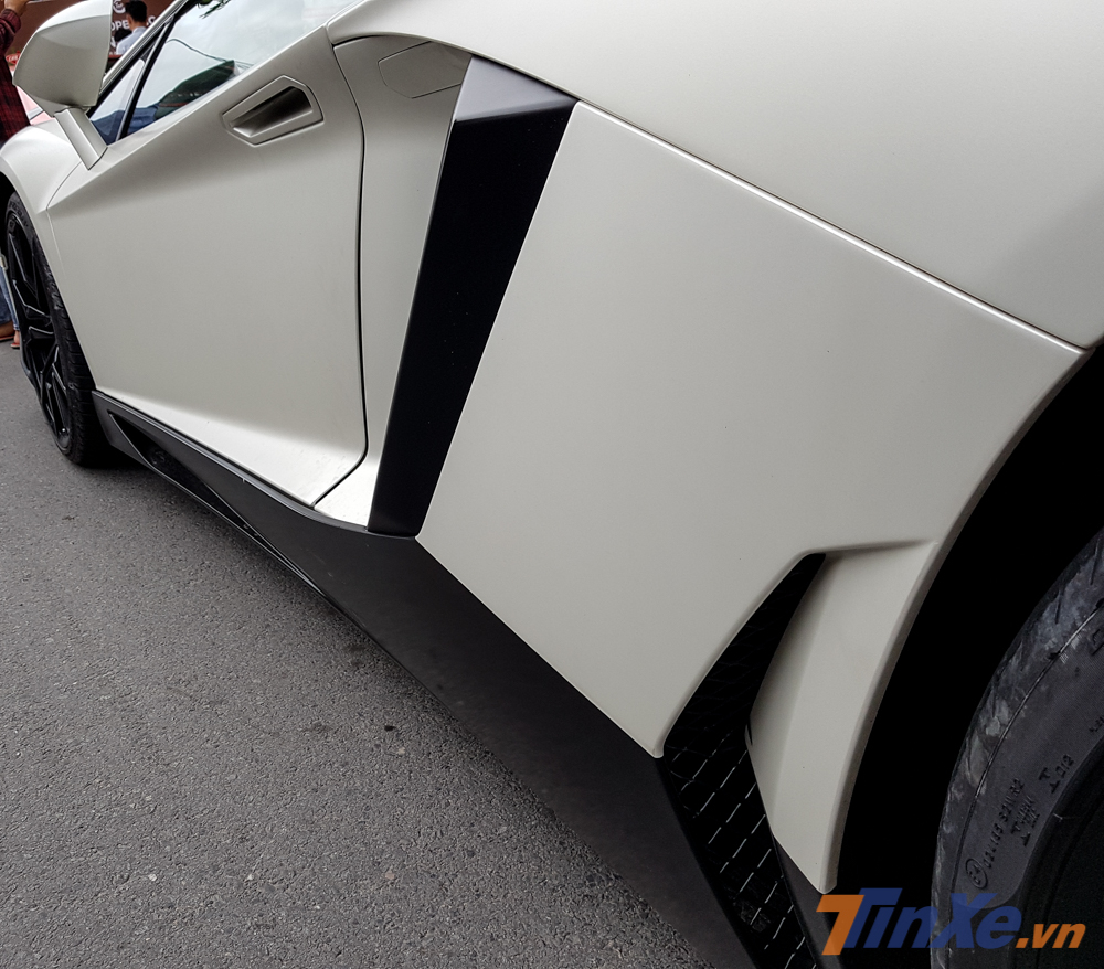 B&ecirc;n h&ocirc;ng xe cũng c&oacute; nẹp sườn v&agrave; hốc gi&oacute; mới theo phi&ecirc;n bản giới hạn Lamborghini Aventador LP720-4 50&ordm; Anniversario vốn chỉ sản xuất 100 chiếc tr&ecirc;n to&agrave;n thế giới