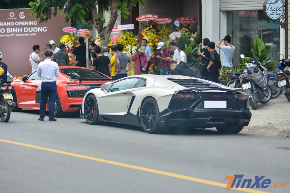 Si&ecirc;u xe Lamborghini Aventador LP700-4 độ body kit LP720-4 50&ordm; Anniversario đỗ ngay ph&iacute;a sau chiếc Audi R8 V10 Plus m&agrave;u đỏ