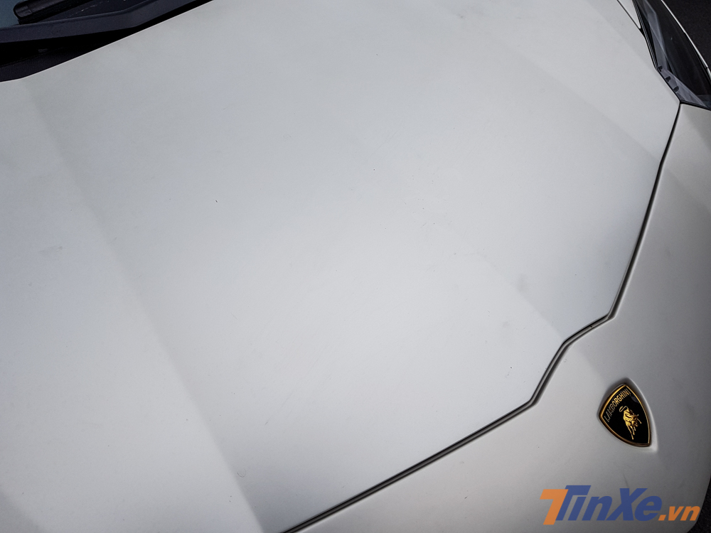 Ngoại thất chiếc si&ecirc;u xe Lamborghini Aventador LP700-4 độ body kit bản giới hạn LP720-4 50&ordm; Anniversario c&oacute; m&agrave;u sơn trắng nh&aacute;m