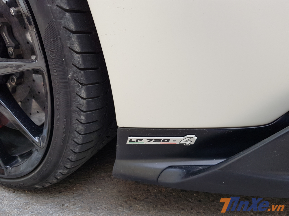 Đ&acirc;y cũng l&agrave; chiếc si&ecirc;u xe Lamborghini Aventador LP700-4 duy nhất ở Việt Nam n&acirc;ng cấp l&ecirc;n g&oacute;i độ body kit LP720-4 50&ordm; Anniversario