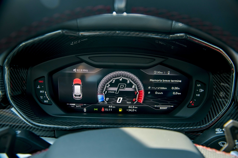 Viền bảng đồng hồ của chiếc Lamborghini Urus n&agrave;y ho&agrave;n to&agrave;n bằng carbon