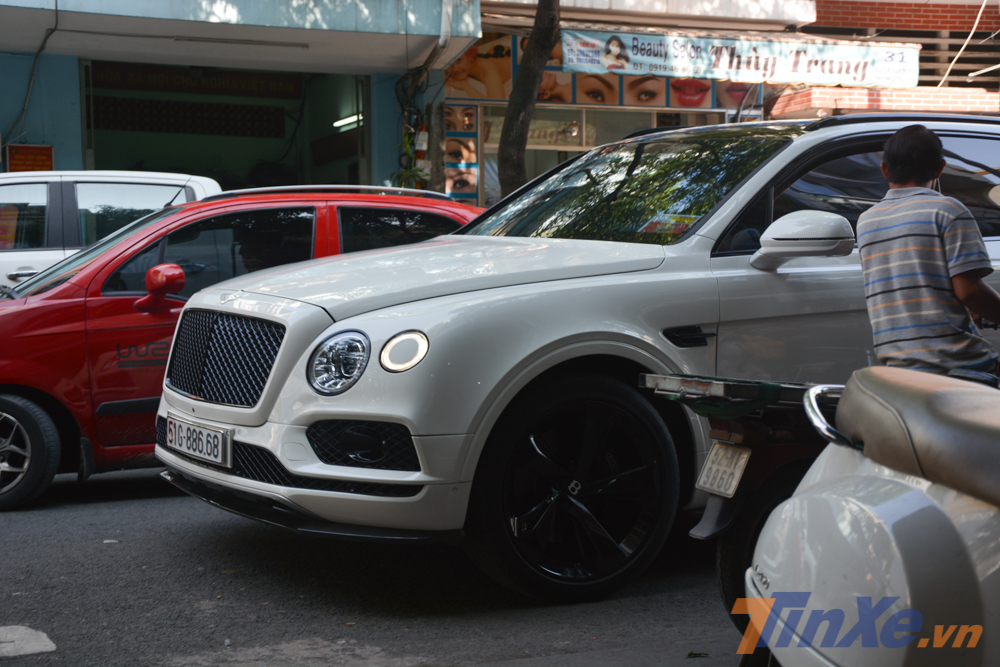 Tài xế điều khiển chiếc SUV siêu sang Bentley Bentayga First Edition của mẹ cô dâu phải rất chật vật mới tìm được chỗ đỗ. Tài xế điều khiển chiếc SUV siêu sang Bentley Bentayga First Edition của mẹ cô dâu phải rất chật vật mới tìm được chỗ đỗ.