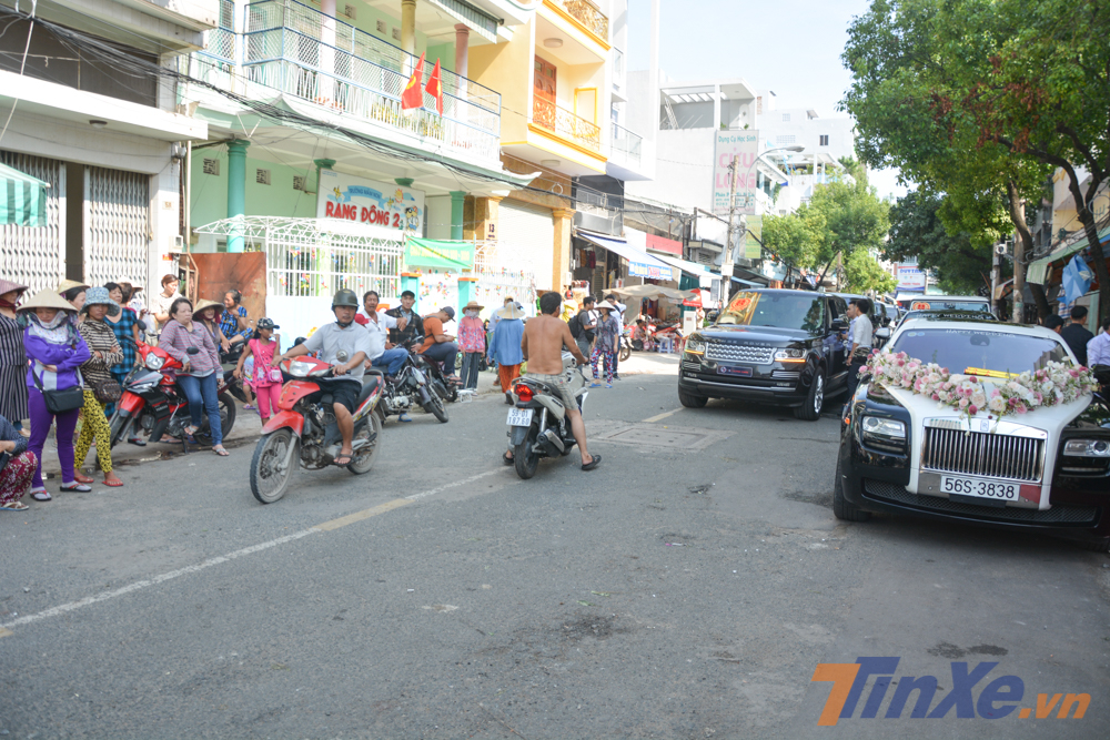 Trong đó, có gần chục người dân tràn xuống đường xem đoàn xe đưa dâu khiến giao thông qua đường Nguyễn Xuân Phụng, quận 6, Tp.HCM gặp không ít khó khăn. Trong đó, có gần chục người dân tràn xuống đường xem đoàn xe đưa dâu khiến giao thông qua đường Nguyễn Xuân Phụng, quận 6, Tp.HCM gặp không ít khó khăn.
