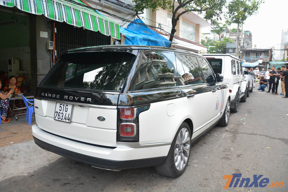 Sau đó, chiếc SUV hạng sang Range Rover Autobiography LWB 2018 được cho đỗ ngay phía sau cặp đôi SUV quyền lực khác là Sau đó, chiếc SUV hạng sang Range Rover Autobiography LWB 2018 được cho đỗ ngay phía sau cặp đôi SUV quyền lực khác là ông vua địa hình Mercedes-AMG G63 Edition 1 và siêu SUV Lamborghini Urus.