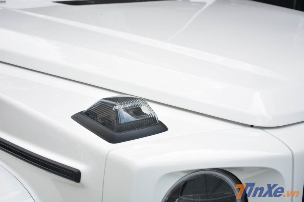 Nhưng Mercedes-AMG G63 Edition 1 vẫn c&oacute; đ&egrave;n xi-nhan đặt hẳn tr&ecirc;n nắp cap&ocirc;, thiết kế n&agrave;y kh&ocirc;ng c&oacute; g&igrave; thay đổi so với phi&ecirc;n bản trước