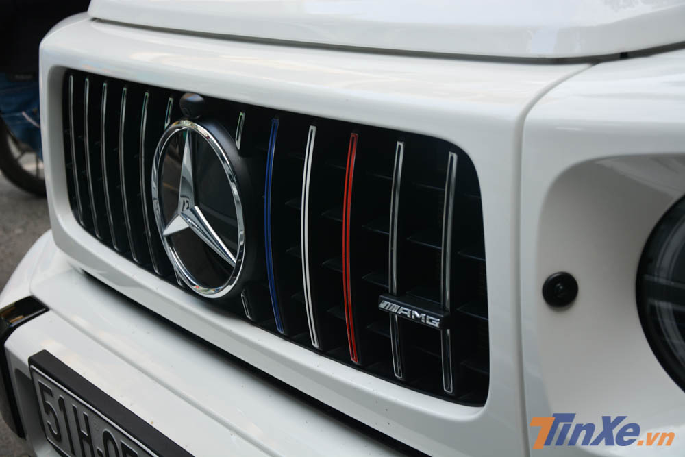 Ở phần lưới tản nhiệt nan dọc ho&agrave;n to&agrave;n mới tr&ecirc;n Mercedes-AMG G63 Edition 1 đ&atilde; được Minh Nhựa cho đi d&aacute;n 3 nan dọc sang m&agrave;u xanh dương, trắng v&agrave; đỏ