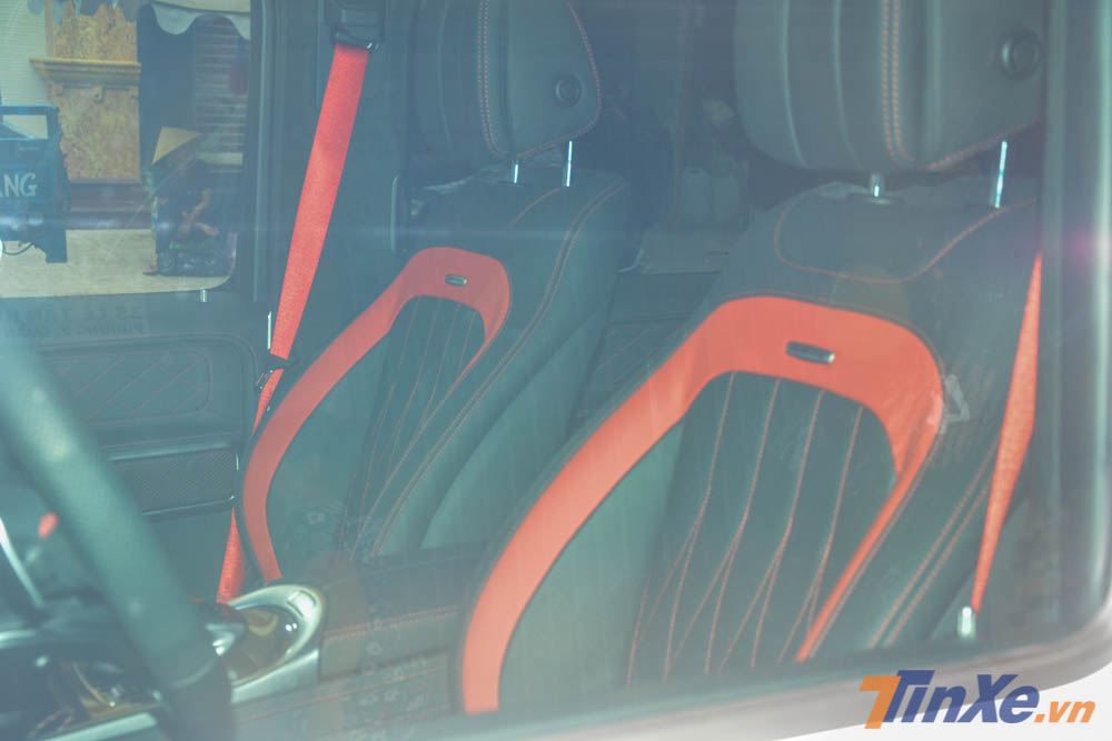 Nội thất chiếc Mercedes-AMG G63 Edition 1 của Minh Nhựa sở hữu m&agrave;u đen với c&aacute;c điểm nhấn m&agrave;u đỏ.