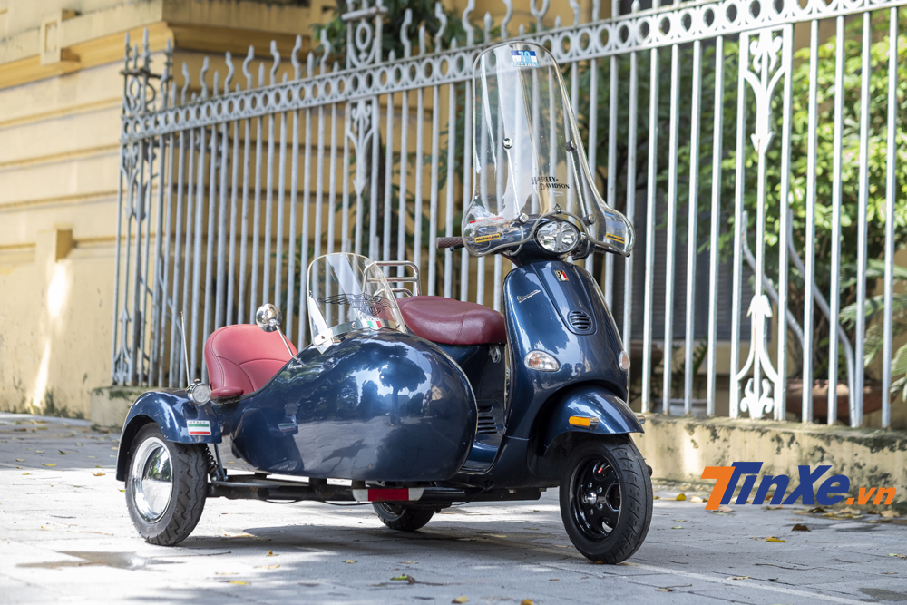 Chiếc xe Vespa ET8 ba bánh có vẻ ngoài lạ mắt và rất độc đáo. Chiếc xe Vespa ET8 ba bánh có vẻ ngoài lạ mắt và rất độc đáo.