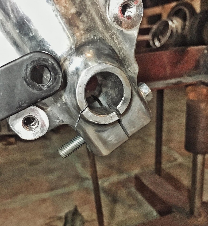 Vị tr&iacute; nứt vỡ nằm ở ngay lỗ trục đ&aacute;y phuộc trước của chiếc xe Royal Enfield