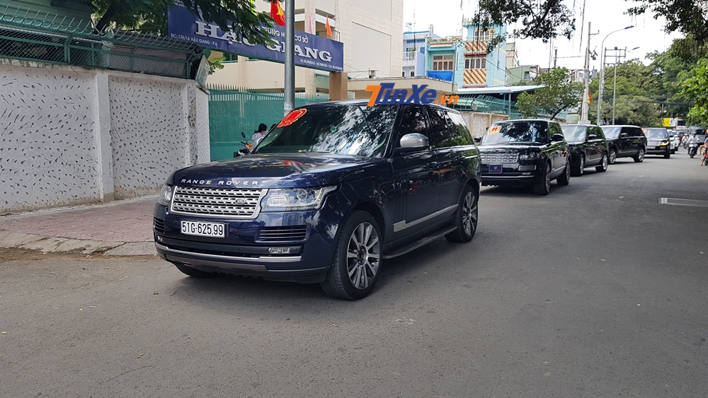 buổi rước dâu này còn có dàn xe Range Rover hơn 12 chiếc