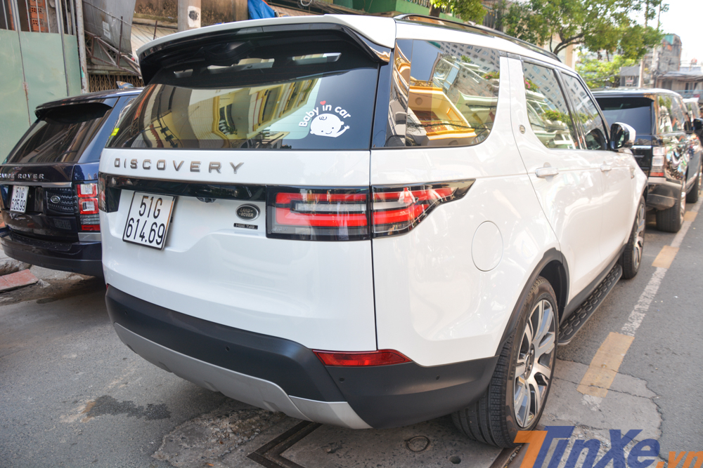 Một chiếc Land Rover Discovery 2018 xuất hiện trong đoàn xe đưa dâu của con gái Minh Nhựa có giá bán chính hãng lên đến hơn 4 tỷ đồng