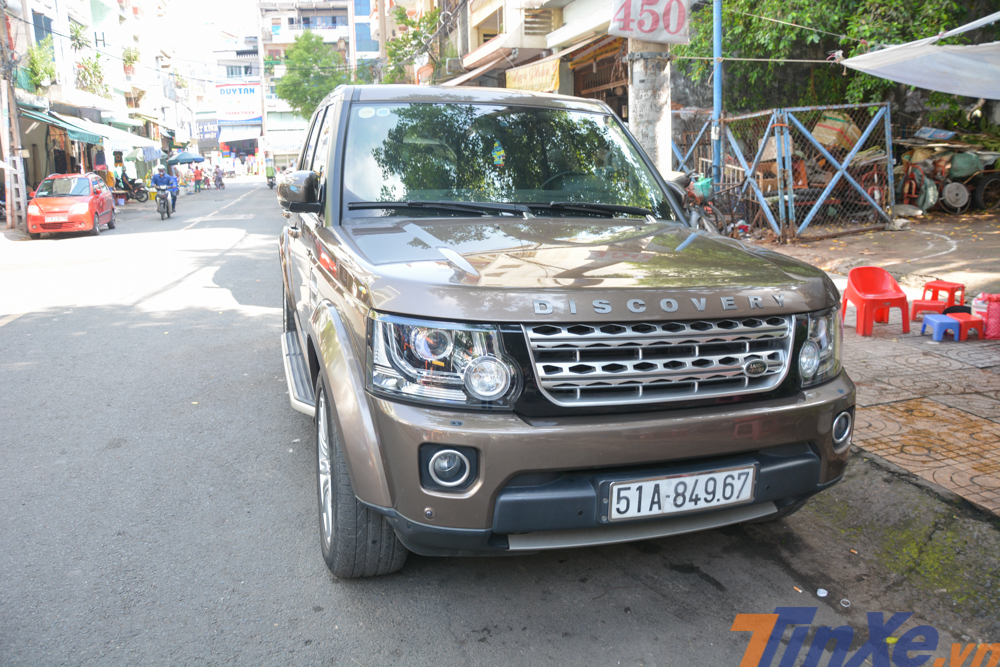 Một chiếc Land Rover Discovery thế hệ cũ