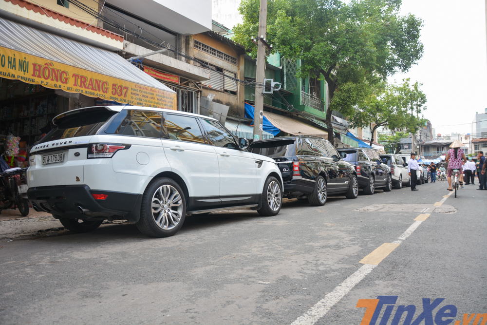 Từ 6 giờ 15 sáng ngày 8/9, một số xe Range Rover tham dự vào buổi rước dâu con gái Minh Nhựa đã xuất hiện tại con đường Nguyễn Xuân Phụng, quận 6