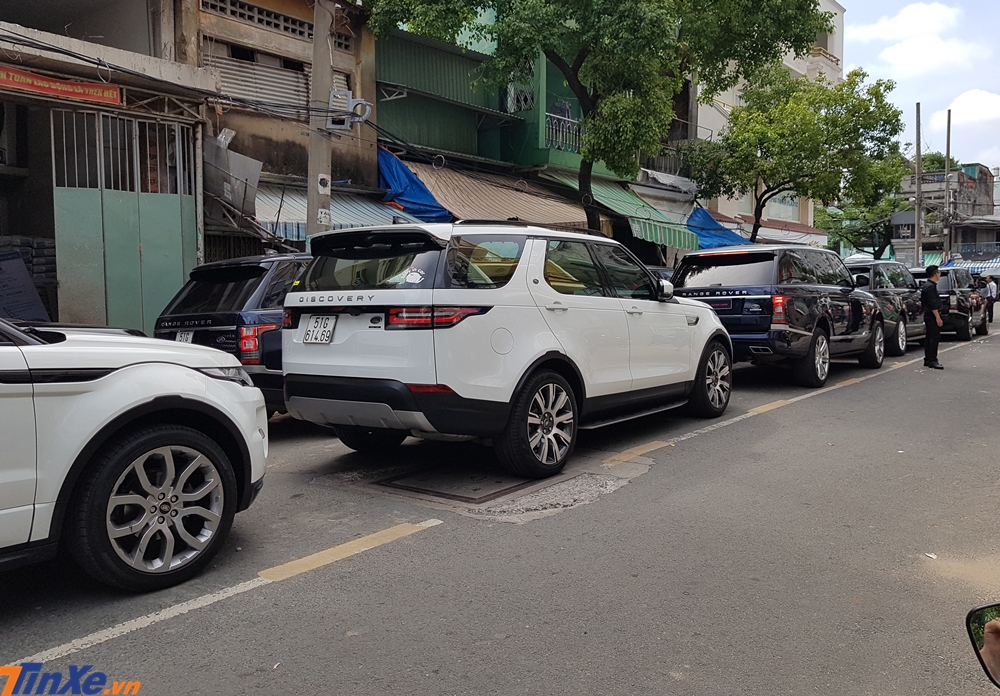 Đoàn xe Range Rover tham dự vào buổi đưa dâu con gái Minh Nhựa có tổng giá trị hơn 110 tỷ đồng