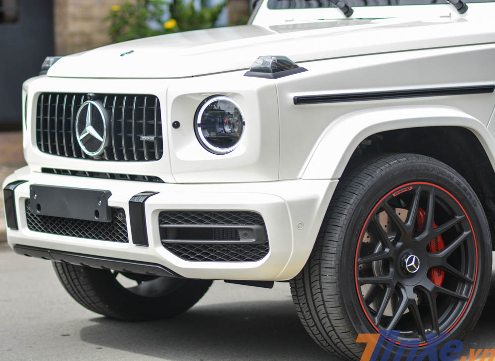 Mercedes-AMG G63 Edition 1 của doanh nhân Bình Dương thuộc thế hệ mới nên có phần đầu xe sửa đổi lại thiết kế so với phiên bản cũ Mercedes-AMG G63 Edition 1 của doanh nhân Bình Dương thuộc thế hệ mới nên có phần đầu xe sửa đổi lại thiết kế so với phiên bản cũ