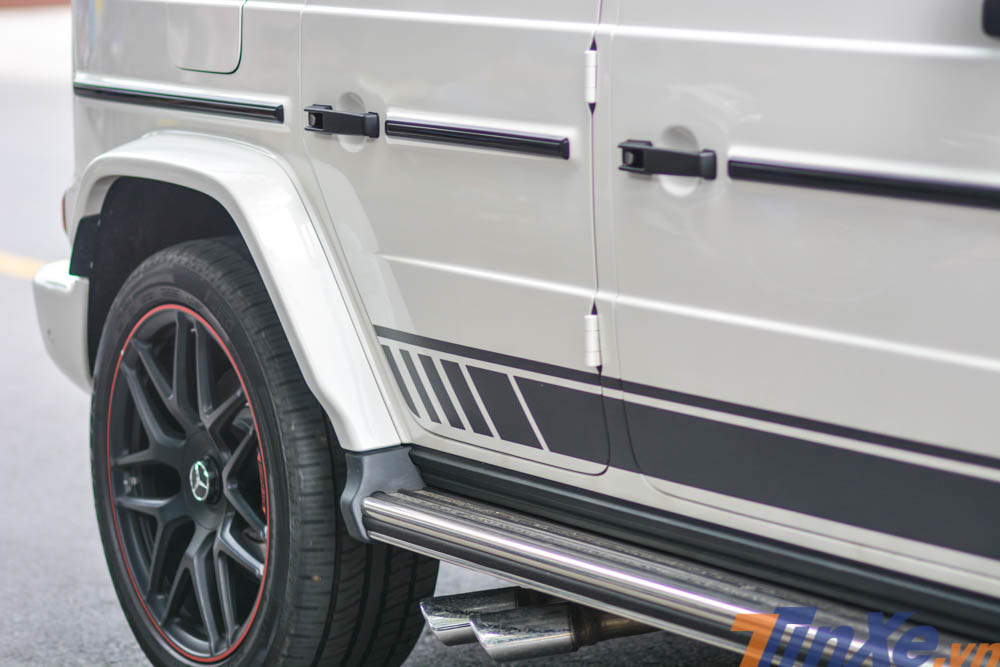 Bên hông xe những chiếc Mercedes-AMG G63 phiên bản đặc biệt còn có bộ tem 3 sọc màu xám để tạo dấu hiệu nhận biết Bên hông xe những chiếc Mercedes-AMG G63 phiên bản đặc biệt còn có bộ tem 3 sọc màu xám để tạo dấu hiệu nhận biết