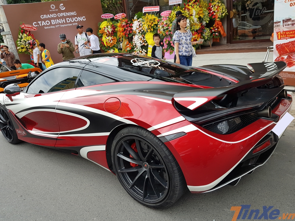 Nguyên bản chiếc siêu xe McLaren 720S của trưởng đoàn Car Passion của trưởng đoàn Car Passion có bộ áo màu đỏ Memphis Nguyên bản chiếc siêu xe McLaren 720S của trưởng đoàn Car Passion của trưởng đoàn Car Passion có bộ áo màu đỏ Memphis