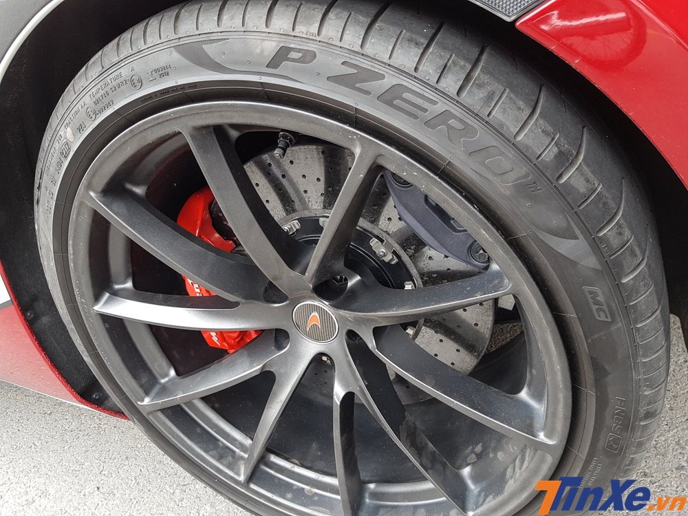 chiếc siêu xe McLaren 720S này còn có bộ mâm 5 chấu kép sơn đen mờ và chụp logo bằng carbon chiếc siêu xe McLaren 720S này còn có bộ mâm 5 chấu kép sơn đen mờ và chụp logo bằng carbon