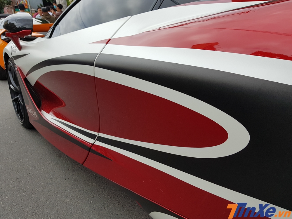 Cận cảnh bộ áo mới trên siêu xe McLaren 720S của trưởng đoàn Car Passion đang đi tiền trạm 3 nước Đông Nam Á Cận cảnh bộ áo mới trên siêu xe McLaren 720S của trưởng đoàn Car Passion đang đi tiền trạm 3 nước Đông Nam Á