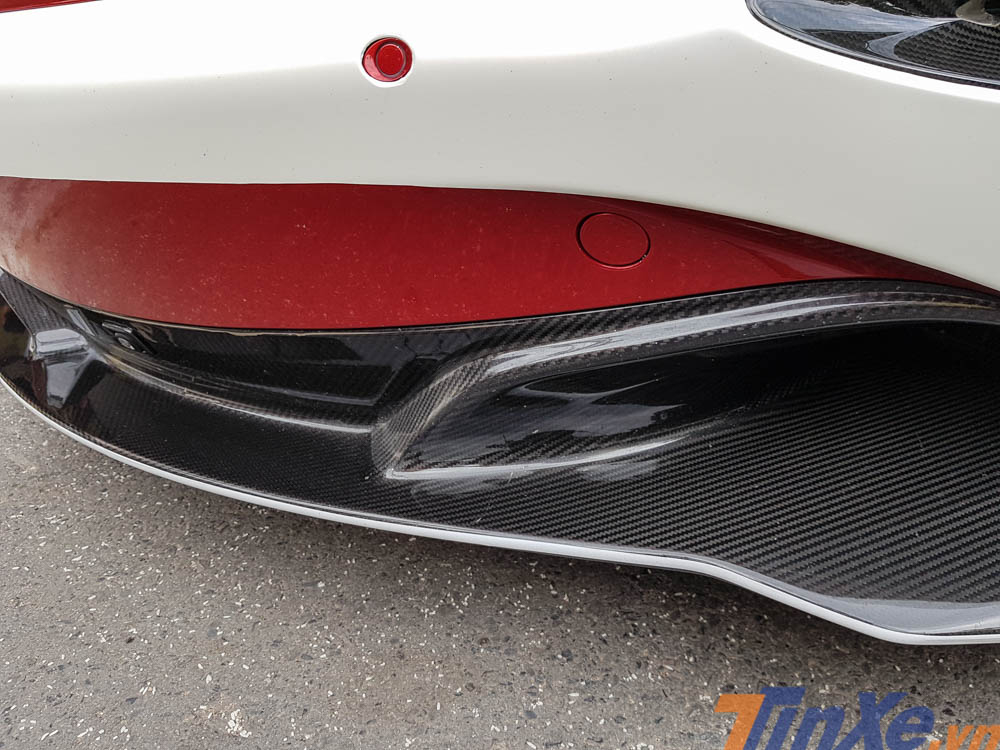 chiếc siêu xe McLaren 720S của trưởng đoàn Car Passion đang đi tiền trạm 3 nước Đông Nam Á còn được dán viền trắng ở cản va trước chiếc siêu xe McLaren 720S của trưởng đoàn Car Passion đang đi tiền trạm 3 nước Đông Nam Á còn được dán viền trắng ở cản va trước