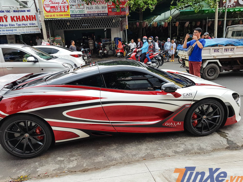 Bộ áo mới đã giúp siêu xe McLaren 720S này tạo nhiều sự chú ý cho những người dân cũng như các bạn trẻ mê xe Bộ áo mới đã giúp siêu xe McLaren 720S này tạo nhiều sự chú ý cho những người dân cũng như các bạn trẻ mê xe