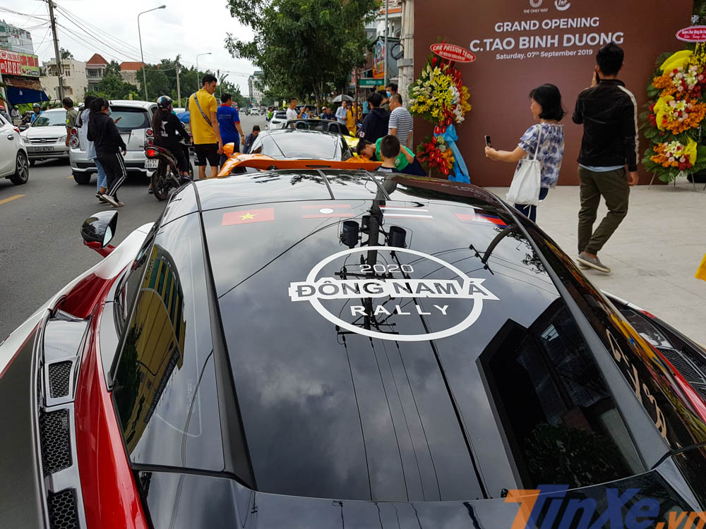 Tấm kính chắn gió phía sau xe còn có logo Đông Nam Á Rally và Quốc kỳ của 4 nước Đông Nam Á mà đoàn Car Passion sẽ phải chinh phục vào tháng 10 năm sau Tấm kính chắn gió phía sau xe còn có logo Đông Nam Á Rally và Quốc kỳ của 4 nước Đông Nam Á mà đoàn Car Passion sẽ phải chinh phục vào tháng 10 năm sau