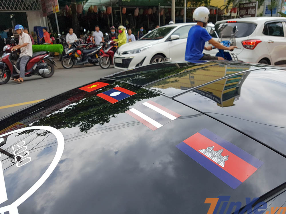 Kính chắn gió phía sau của siêu xe McLaren 720S được dán Quốc kỳ 4 nước Đông Nam Á bao gồm Việt Nam-Lào-Thái Lan và Campuchia Kính chắn gió phía sau của siêu xe McLaren 720S được dán Quốc kỳ 4 nước Đông Nam Á bao gồm Việt Nam-Lào-Thái Lan và Campuchia