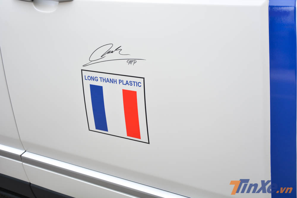 Bên hông xe vẫn là logo của công ty gia đình Minh Nhựa kèm thêm chữ ký của chủ nhân chiếc Range Rover Autobiography LWB đời 2018 này