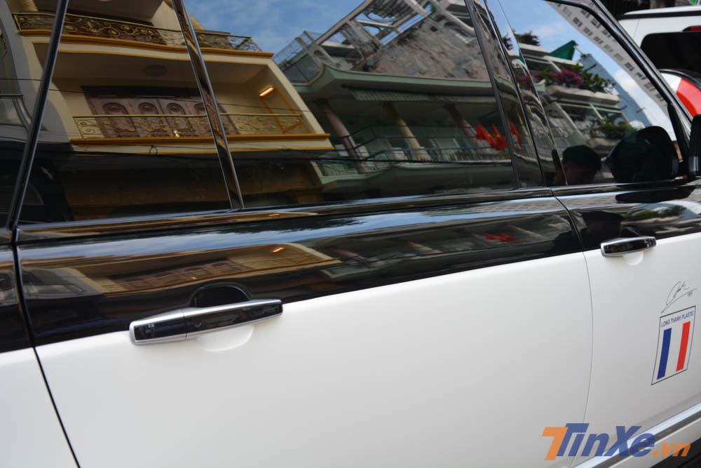 Bộ áo mới này cũng mang đến sự lạ mắt hơn cho chiếc Range Rover Autobiography LWB đời 2018 của Minh Nhựa khi xuất hiện trong đoàn xe đưa dâu có hơn 12 chiếc xe toàn Range Rover