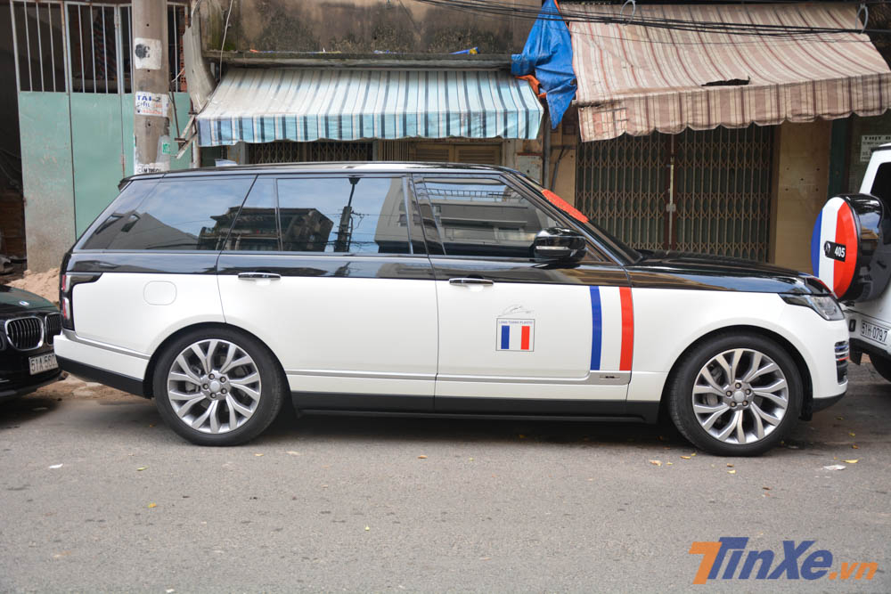 Nửa thân trên của chiếc SUV hạng sang Range Rover Autobiography LWB đời 2018 được Minh Nhựa giữ lại màu đen