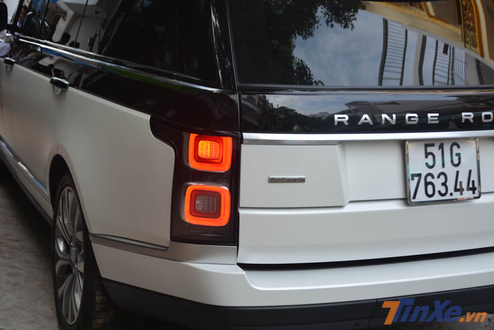 Ngoài ra, đèn hậu của Range Rover Autobiography LWB đời 2018 cũng được thiết kế lại hoàn toàn so với đời trước