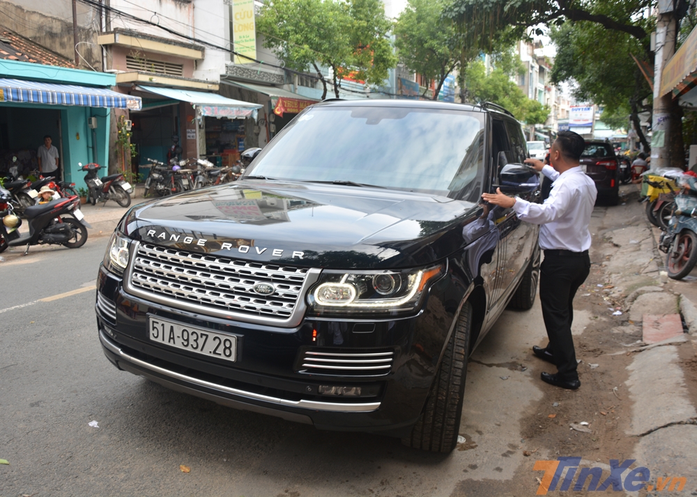 Range Rover Autobiography tăng tốc từ vị trí xuất phát lên 100 km/h trong thời gian 5,5 giây
