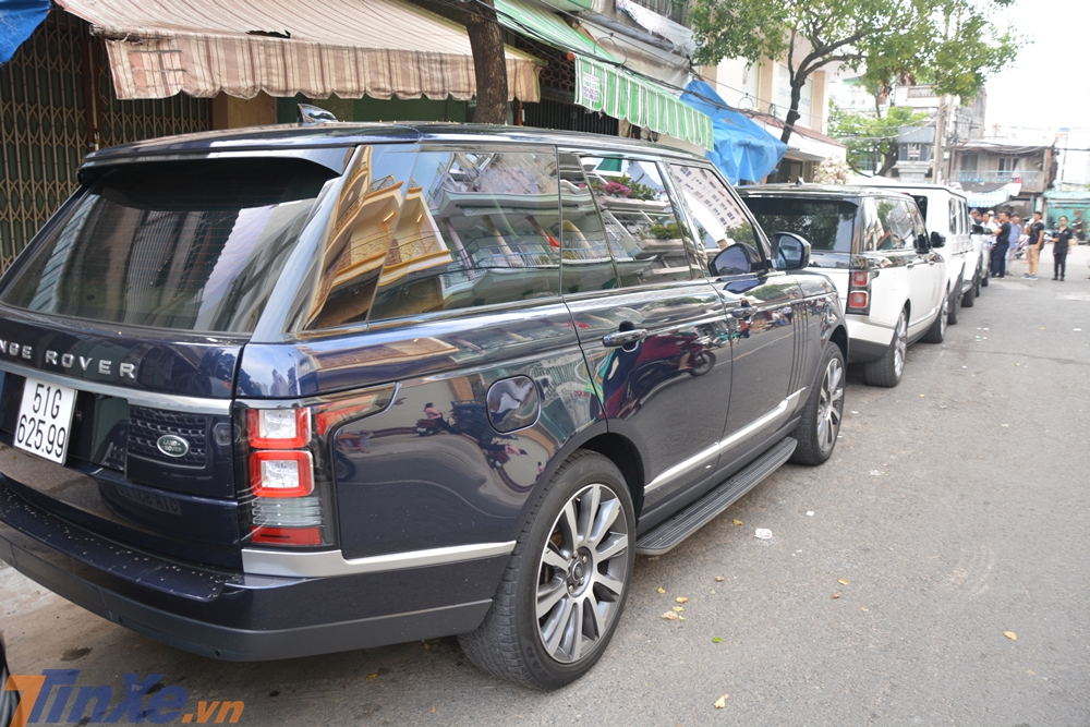 Góc ảnh này sẽ cho thấy sự khác nhau cơ bản của Range Rover đời cũ và Range Rover đời mới ở bộ đèn hậu phía sau của xe