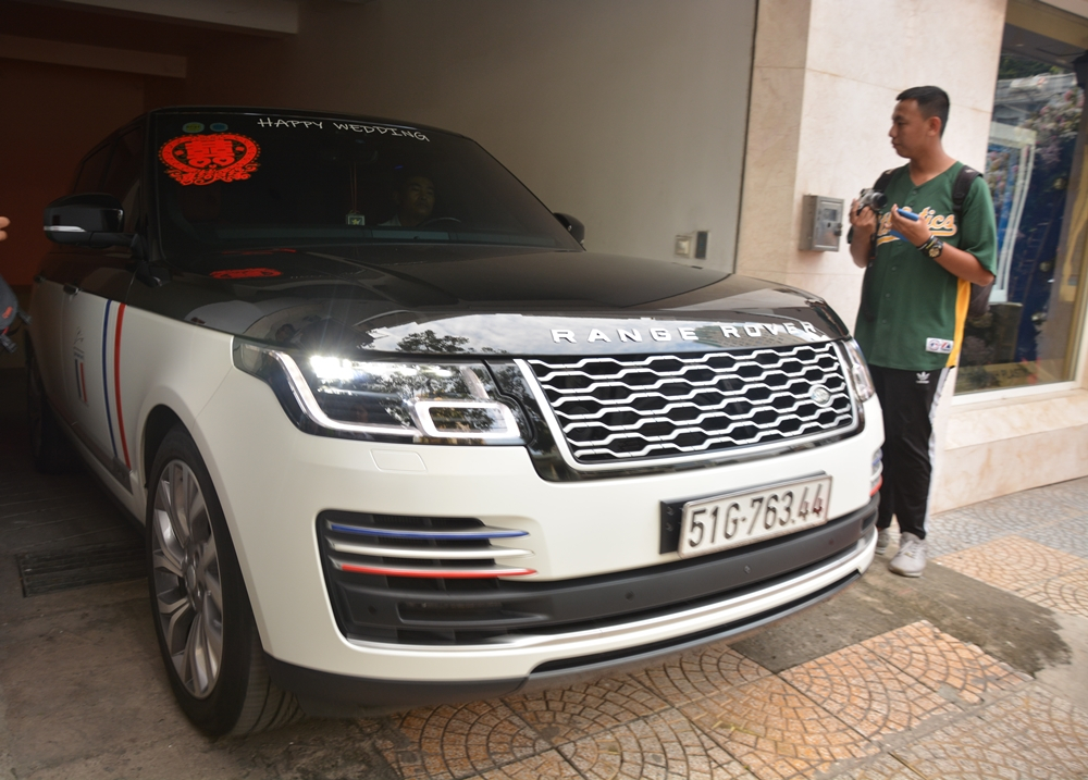 Thêm một chiếc SUV hạng sang Range Rover Autobiography khác nhưng thuộc phiên bản nâng cấp mới nhất. Chiếc xe này nằm trong bộ sưu tập SUV của Minh Nhựa