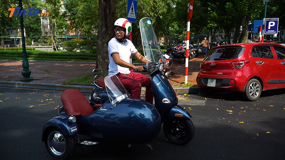 Điều khiển xe Vespa ET8 ba bánh luôn cần phải chú ý khoảng cách an toàn với các xe khác. Điều khiển xe Vespa ET8 ba bánh luôn cần phải chú ý khoảng cách an toàn với các xe khác.