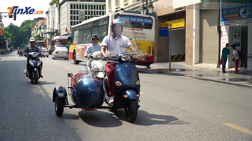 Vận hành Vespa ET8 ba bánh dễ thu hút sự chú ý của những người tham gia giao thông khác. Vận hành Vespa ET8 ba bánh dễ thu hút sự chú ý của những người tham gia giao thông khác.