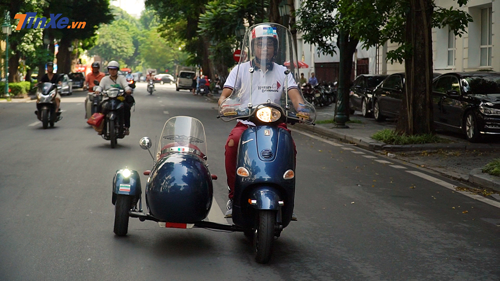 Vespa ET8 ba bánh đòi hỏi người lái xe cần nhiều kỹ năng điều khiển xe hơn. Vespa ET8 ba bánh đòi hỏi người lái xe cần nhiều kỹ năng điều khiển xe hơn.
