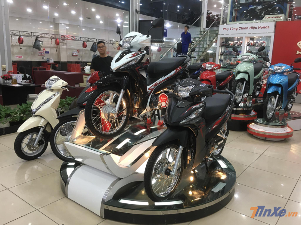 Giá xe Honda Wave RSX FI phiên bản mới đang chênh khoảng 200.000 - 500.000 đồng so với giá đề xuất Giá xe Honda Wave RSX FI phiên bản mới đang chênh khoảng 200.000 - 500.000 đồng so với giá đề xuất
