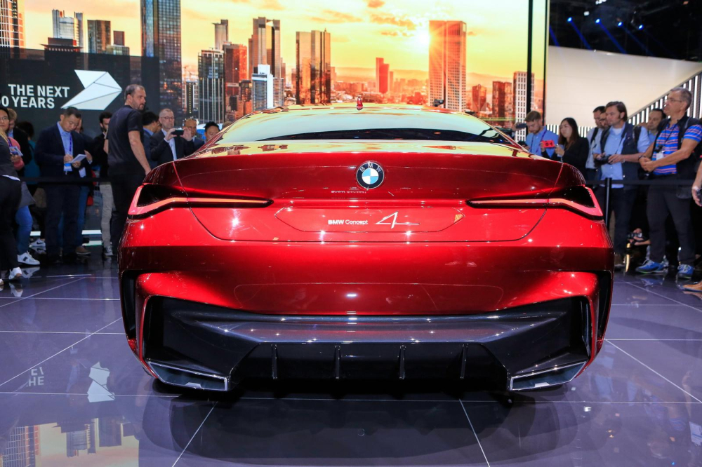 Phía sau của BMW Concept 4 trông đơn giản hơn hẳn phía trước