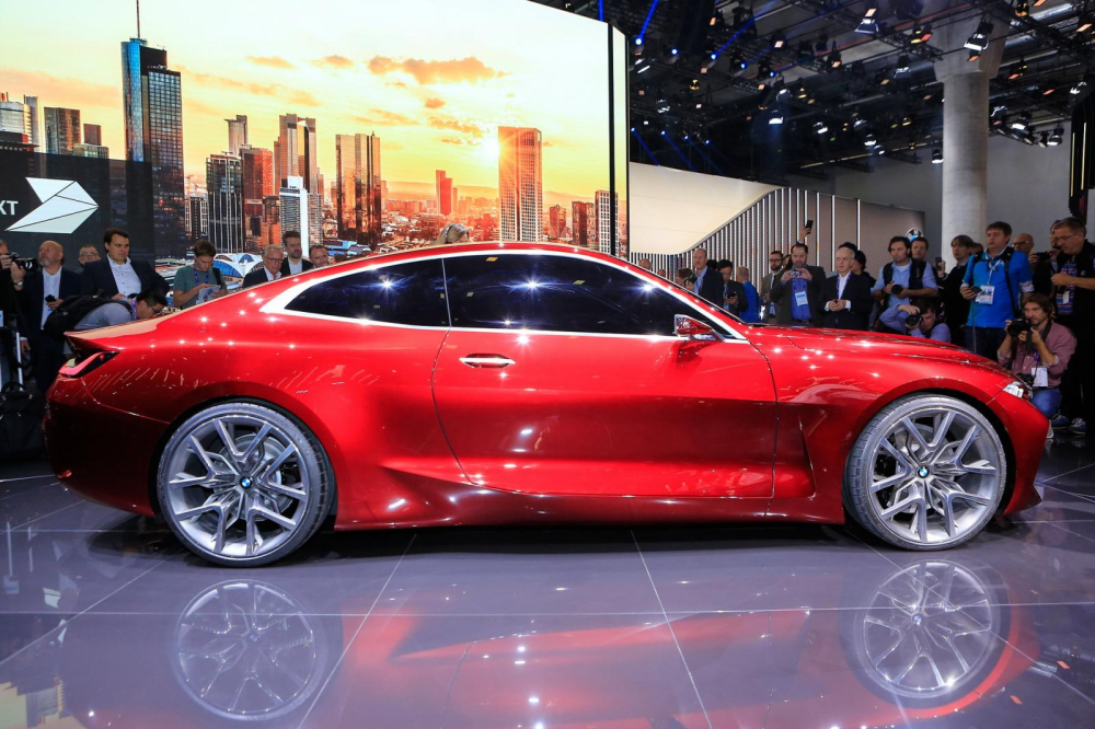 Phía sườn xe của BMW Concept 4