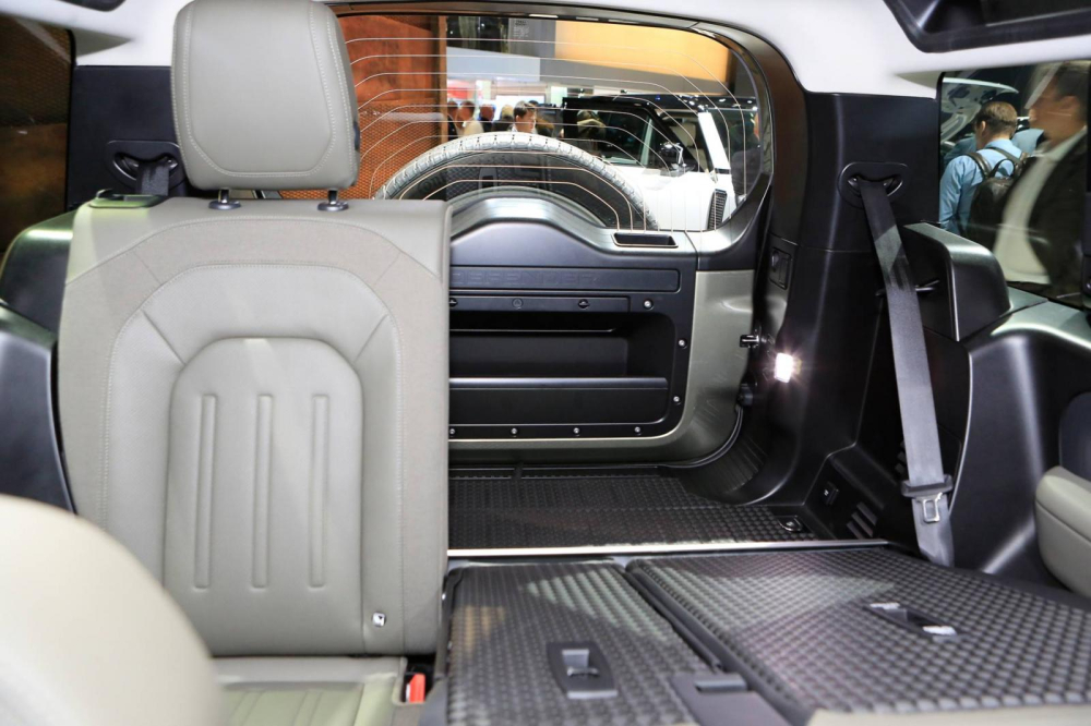 Land Rover Defender 2020 có cốp sau khá rộng rãi, đảm bảo tính thực dụng Land Rover Defender 2020 có cốp sau khá rộng rãi, đảm bảo tính thực dụng