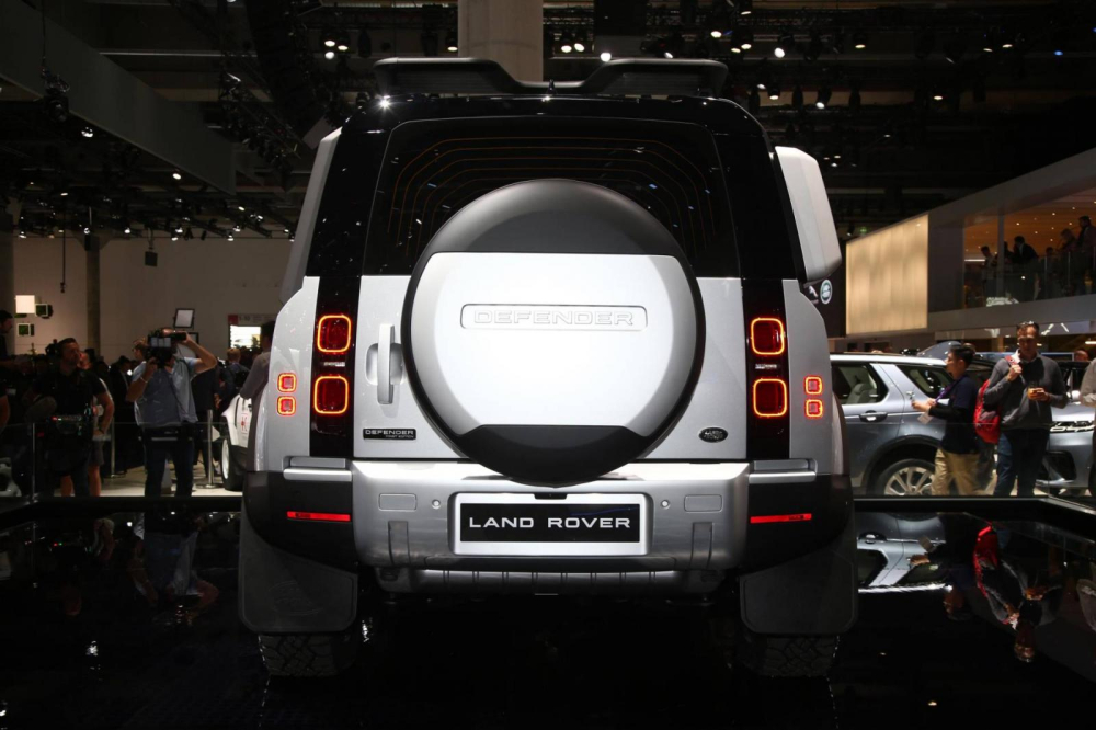 Land Rover Defender 2020 được trang bị đèn hậu nằm dọc lạ mắt Land Rover Defender 2020 được trang bị đèn hậu nằm dọc lạ mắt
