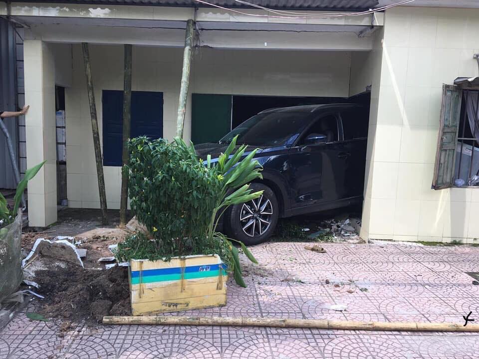 Hiện trường vụ Mazda CX-5 lùi vào nhà dân bên đường Hiện trường vụ Mazda CX-5 lùi vào nhà dân bên đường